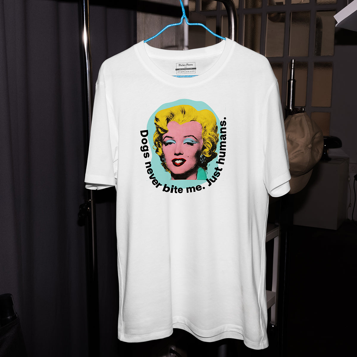 Playera Dogs Never Bite Me.